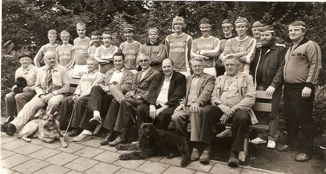 Klik voor foto in apart venster jacob_van_den_broek_1924__3de_van_rechts_zittend.jpg